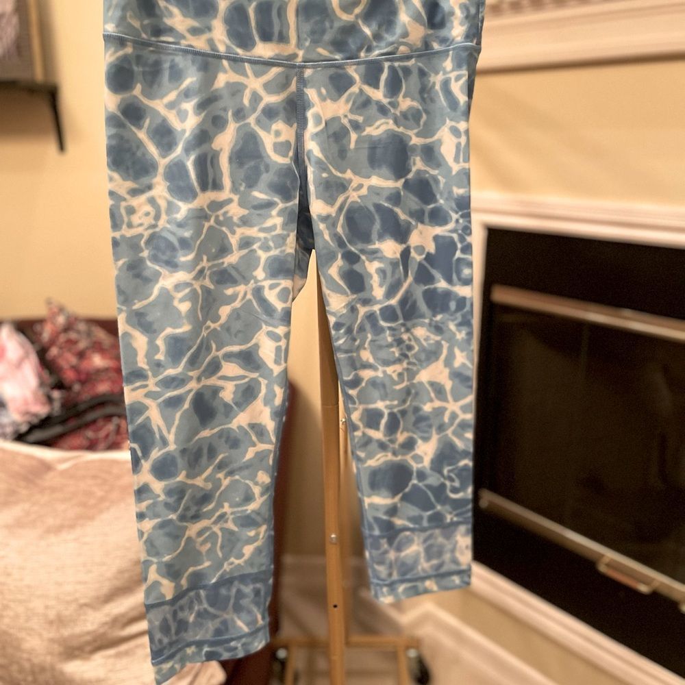 Victoria Secret workout crop pants blue and white print sz L